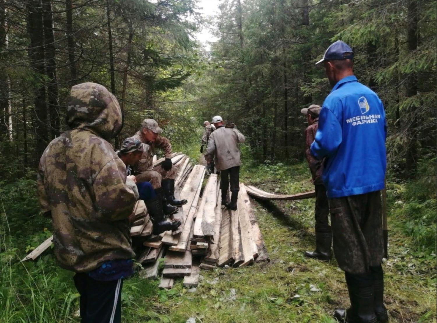 В Шахровке прошел субботник по ремонту тротуара