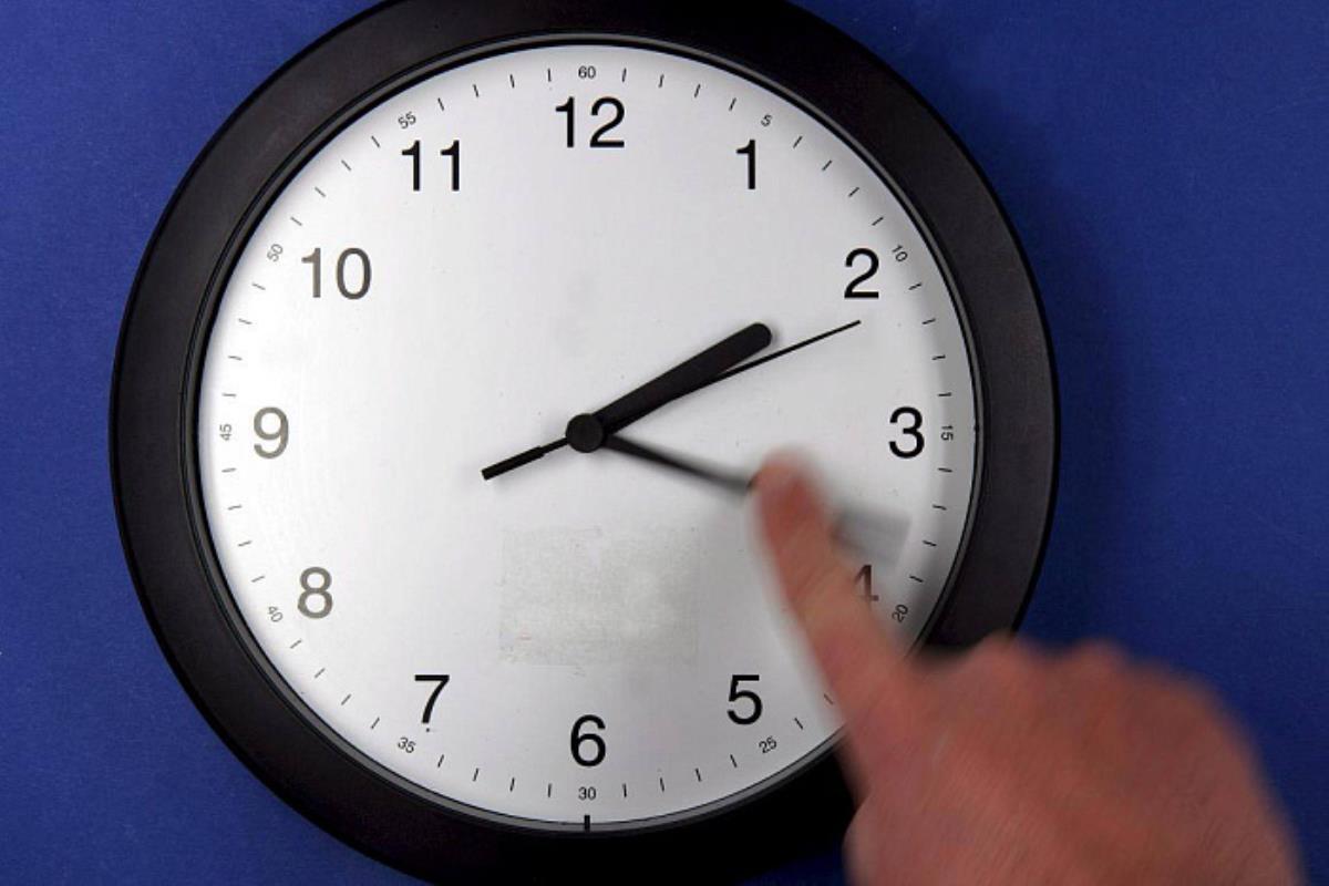 Вопрос о переводе часов может решить только референдум