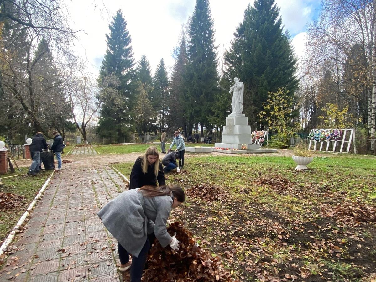 Прибрали территорию около памятника