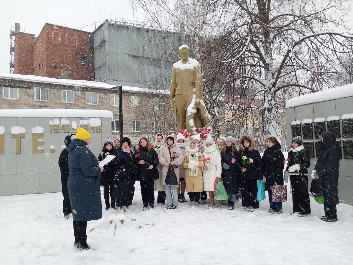 Возложили цветы у памятника