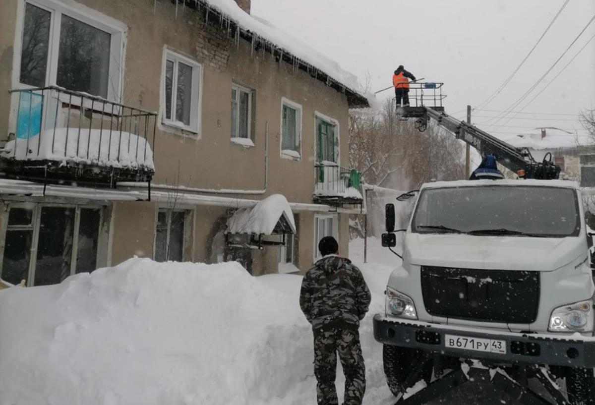 Важно убрать снег вовремя! / Мой Омутнинск