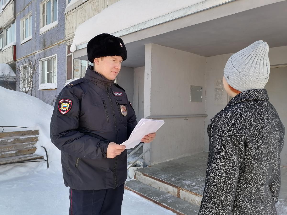 С честью носит мундир полицейского / Мой Омутнинск