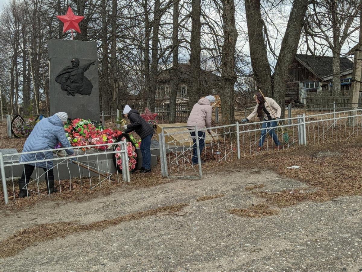 В Черной Холунице прошел субботник