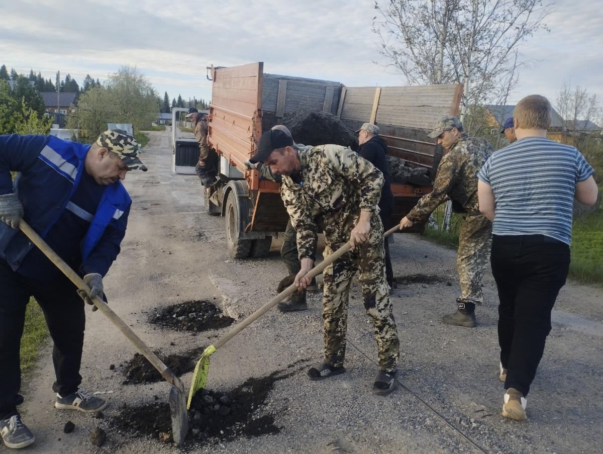 Облагораживают поселок своими руками