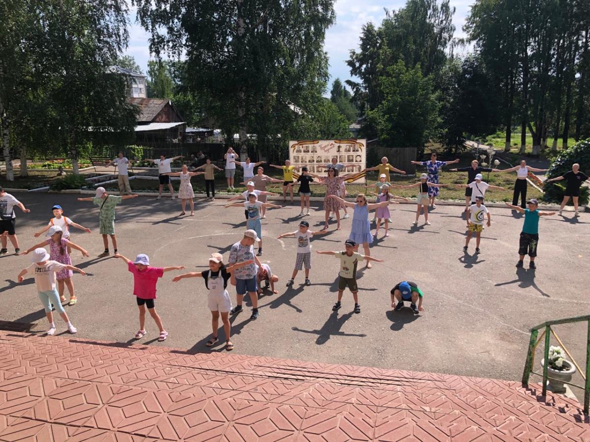 В Омутнинске стартовал фестиваль массовых утренних зарядок