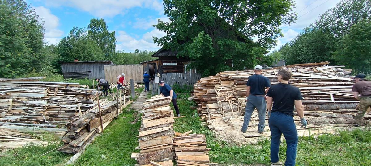 Распилили две машины горбыля