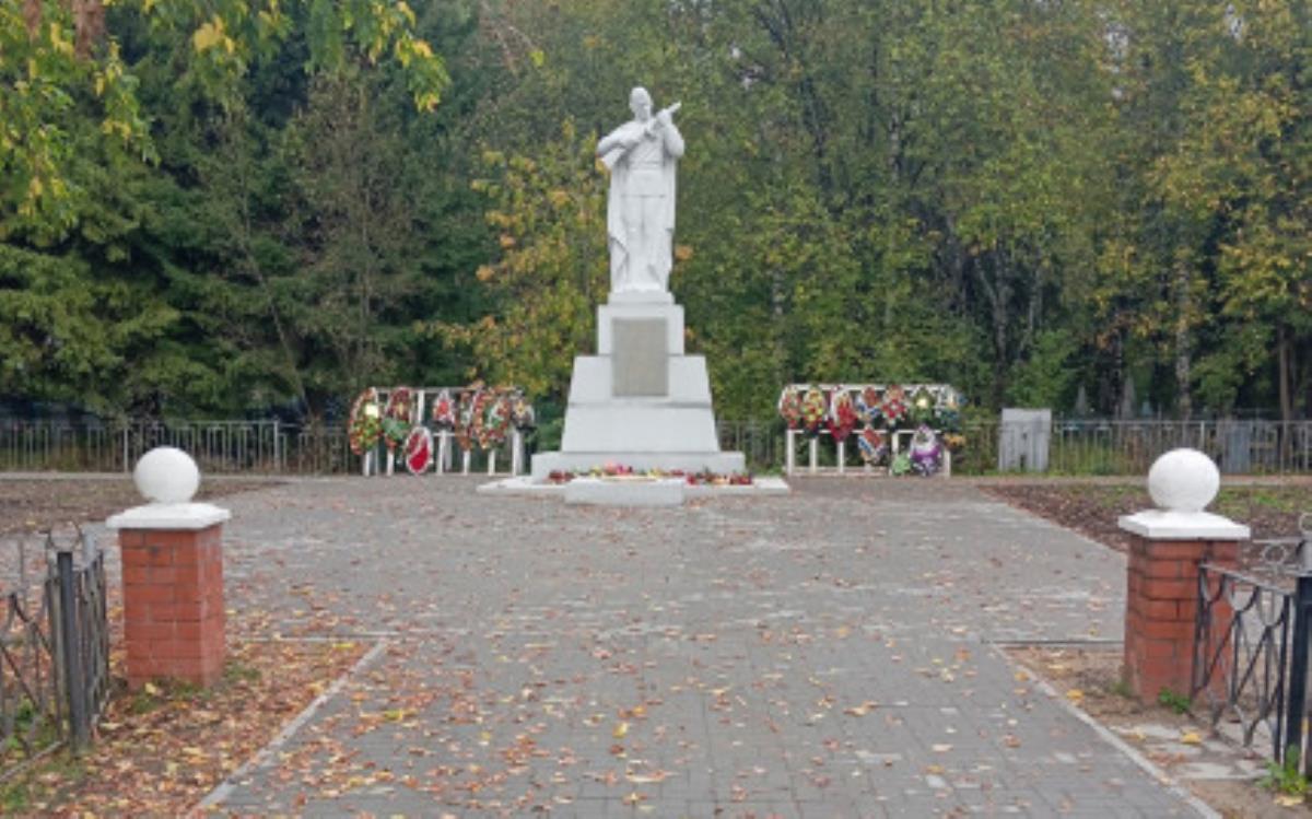 Памятник на городском кладбище облагородили