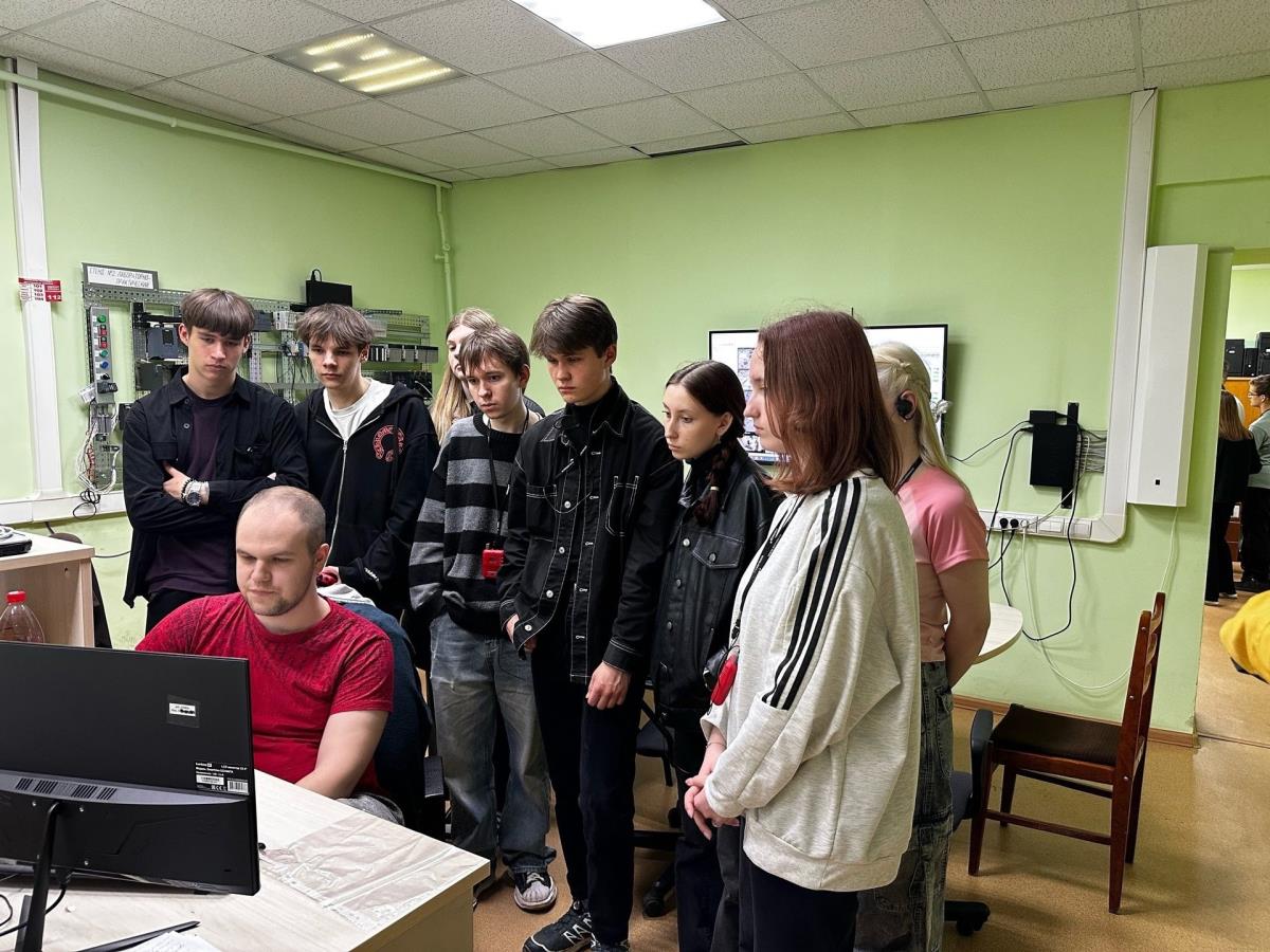 Студенты посетили один из IT-отделов завода / Мой Омутнинск