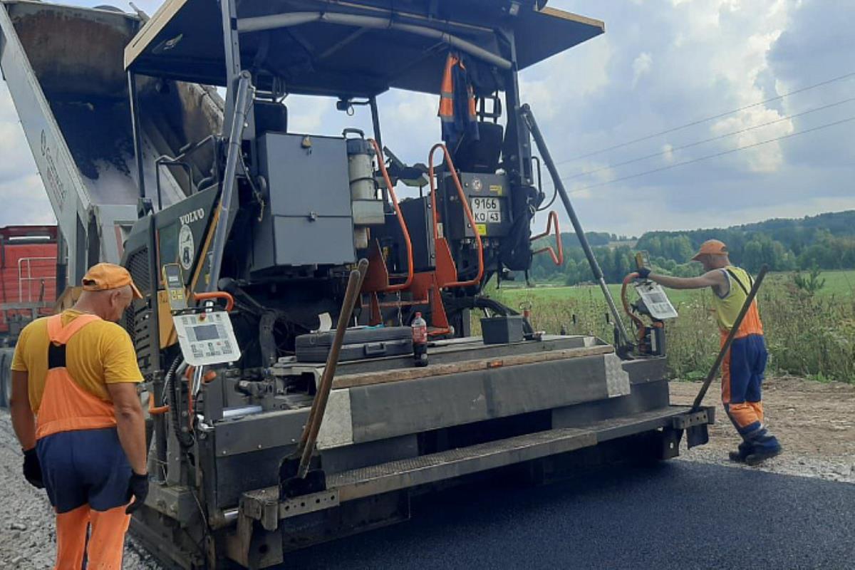 На дороги Кировской области нанесут более 2 000 километров разметки