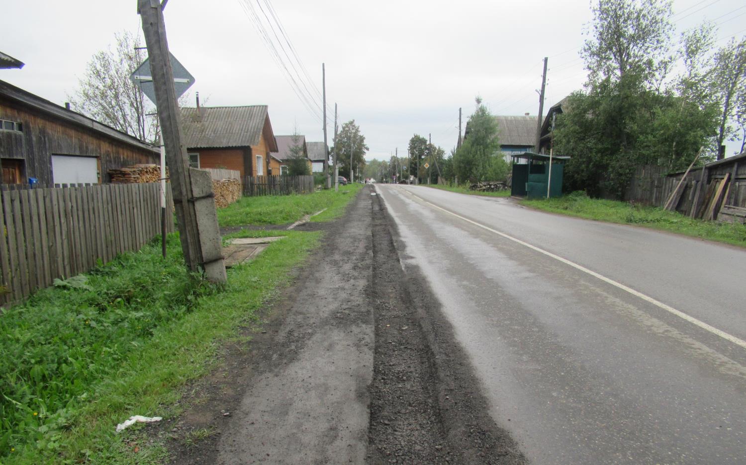 По улице Тукмачева в Омутнинске строят тротуар