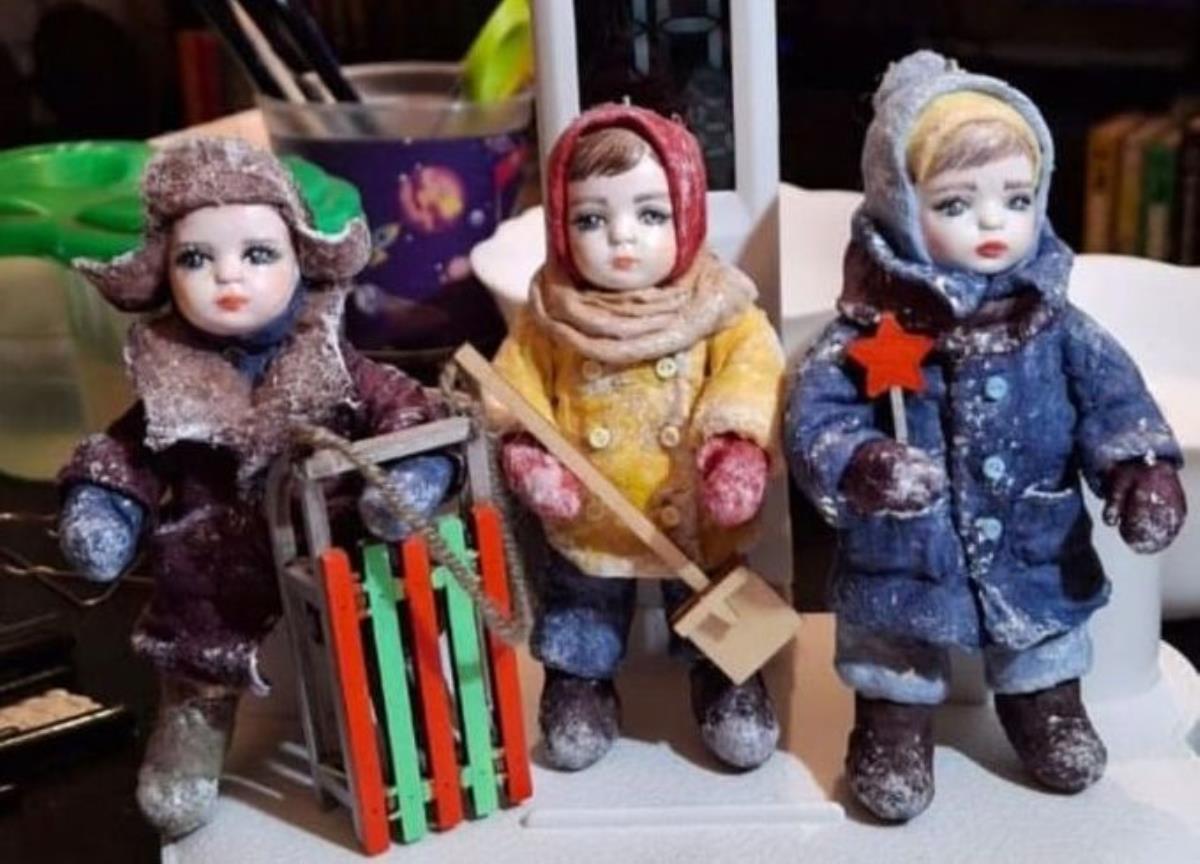Создает игрушки из детства 
