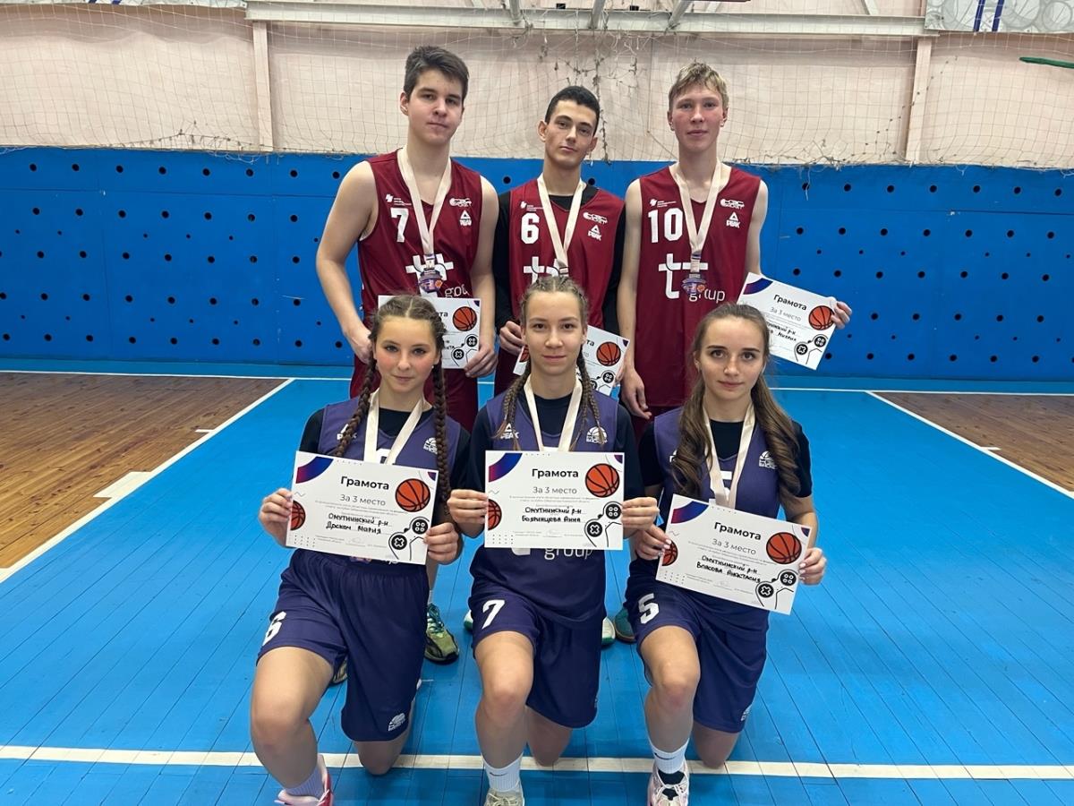 Команды баскетболистов стали бронзовыми призерами