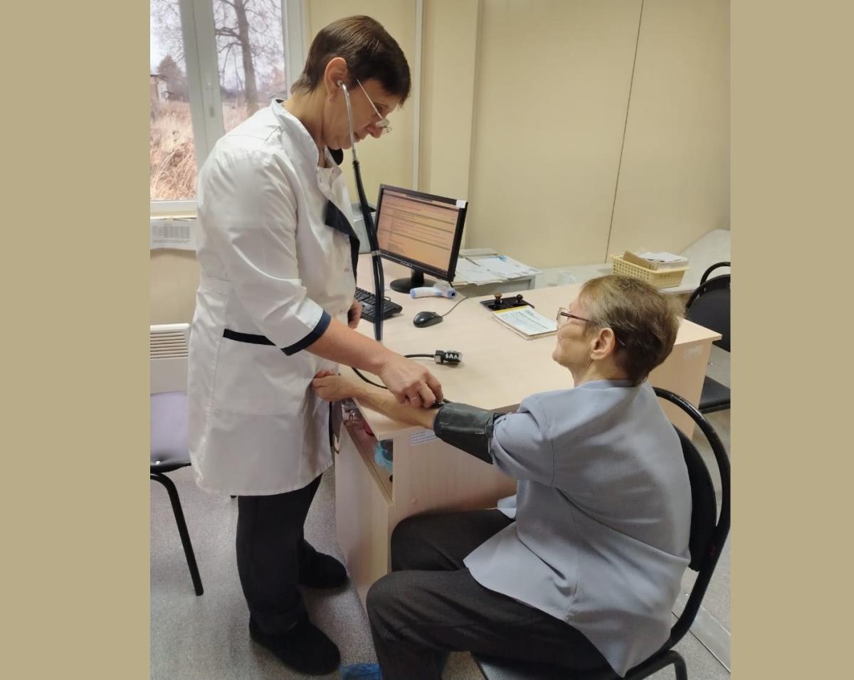 Оказывает помощь залазнинцам