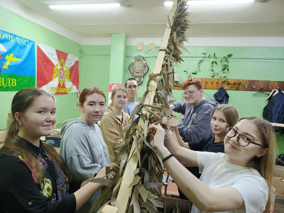 Студенты медколледжа посетили штаб волонтеров СВО