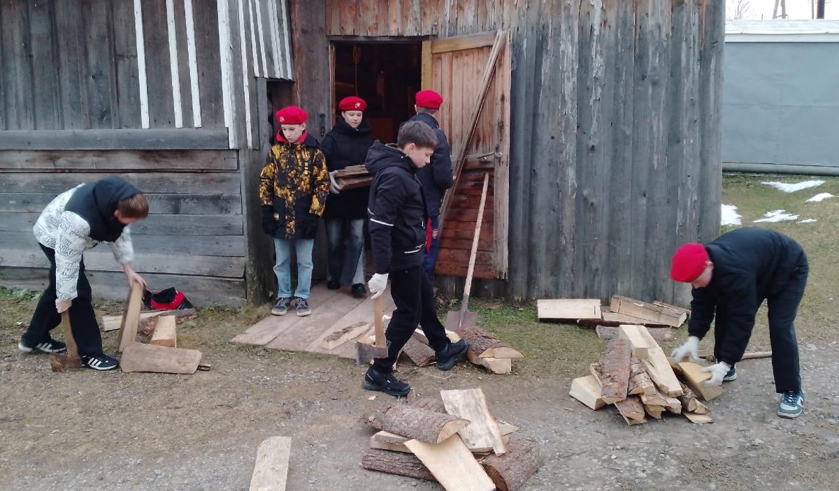 Юнармейцы отряда «Искра» школы №7 города Омутнинска снова пришли на помощь