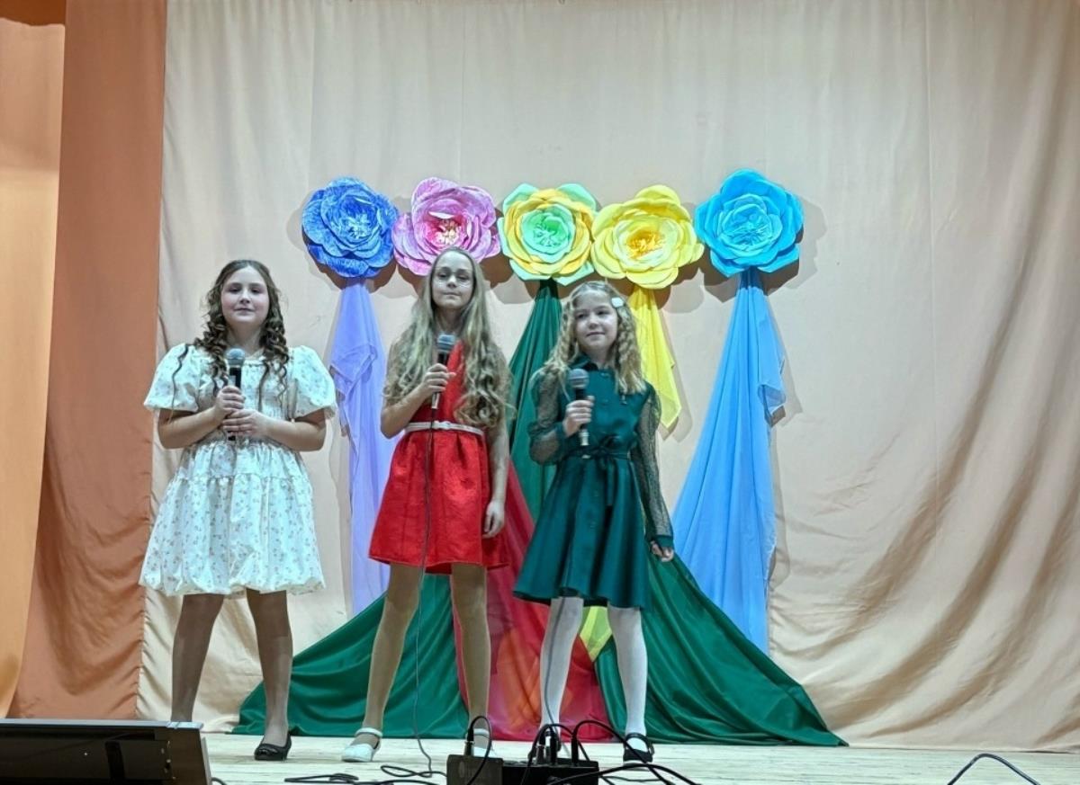 Поздравили любимых мам