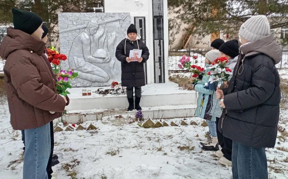 Возложили цветы к монументу