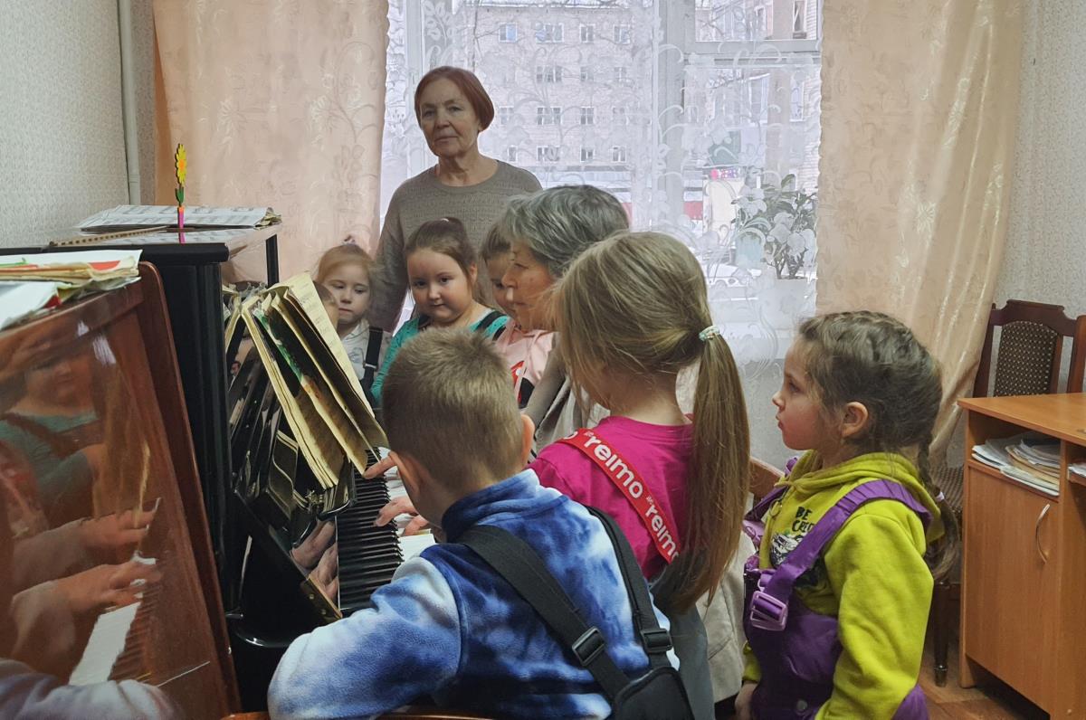 На экскурсию -  в школу искусств