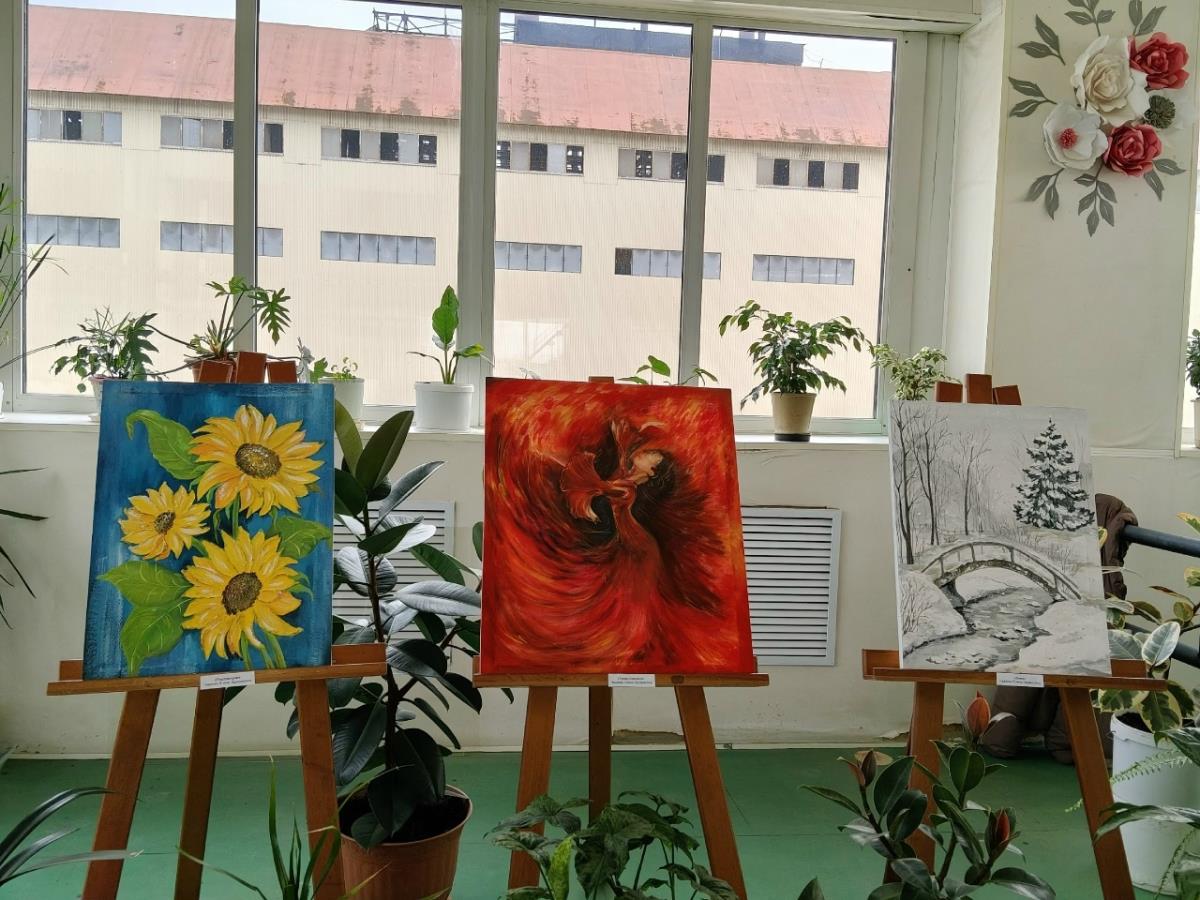 Яркие работы привлекают внимание